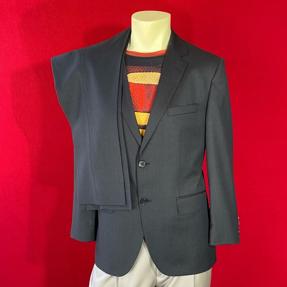 BOSS HUGO BOSS Men's Classic suit. 38S. Black. 100% wool.